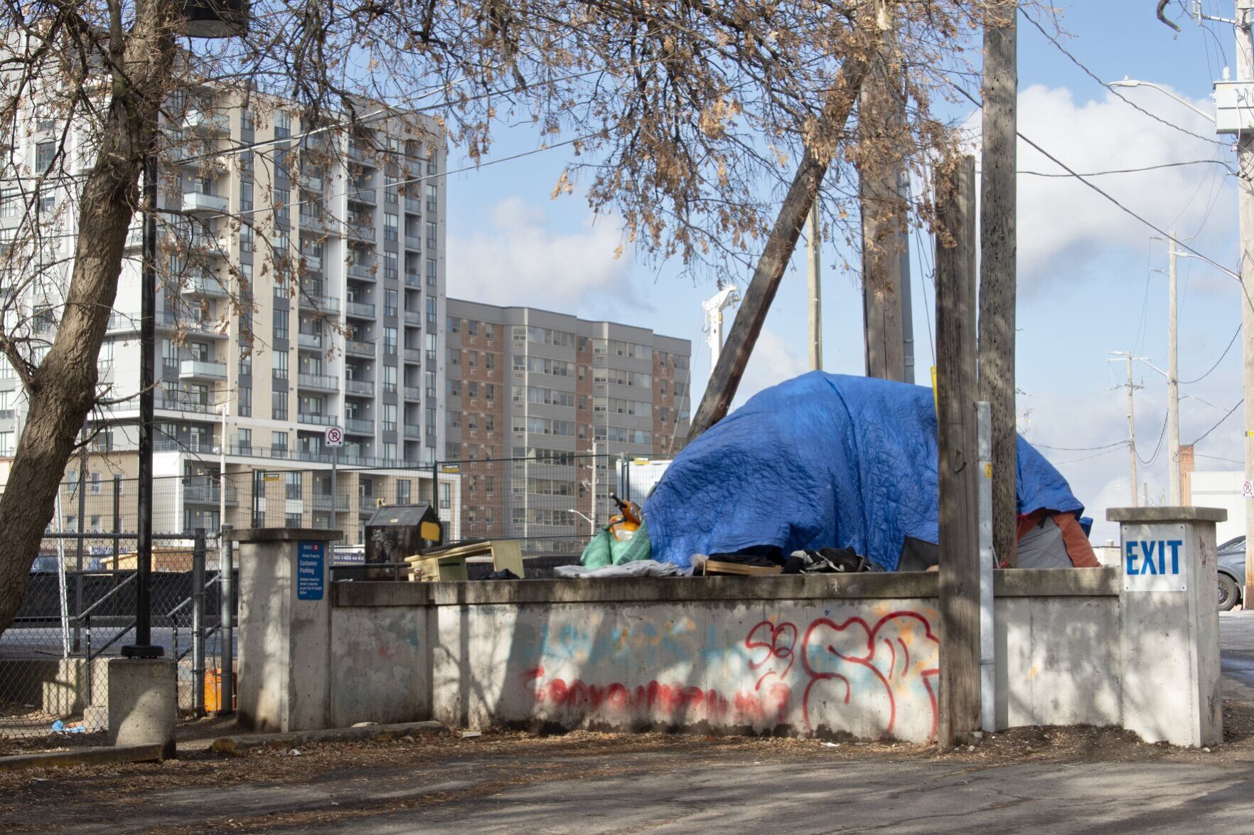 Tent set up next to former Baker Street parking lot in öÏÓãÊÓÆµapp